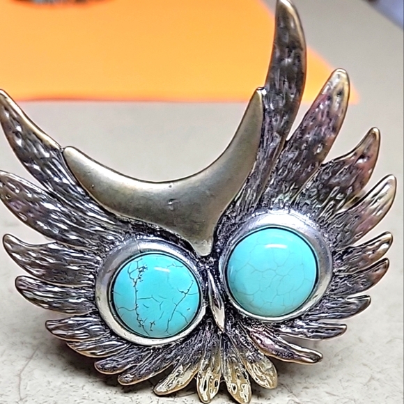 Silver Toned Feather Layers Owl with Turqouise Green Bead Eyes Hinged Bracelet - Picture 2 of 4